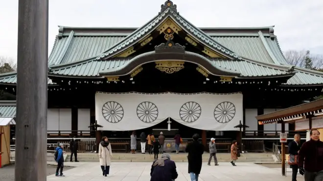 ศาลเจ้ายาสุคุนิ ในกรุงโตเกียว เป็นสถานที่สักการะดวงวิญญาณของผู้เสียชีวิตในสงคราม ซึ่งรวมถึงอาชญากรสงครามหลายคน