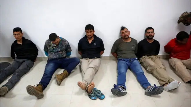 Поліція показала затриманих журналістам. А також зброю, боєприпаси та паспорти, що були з ними.