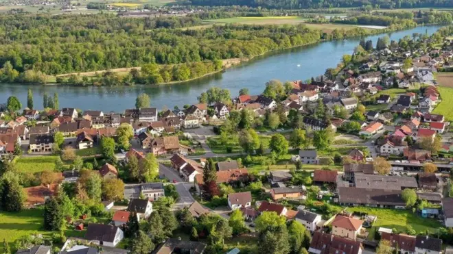 تعرف على المدينة التي تنتمي سياسيا لألمانيا واقتصاديا لسويسرا