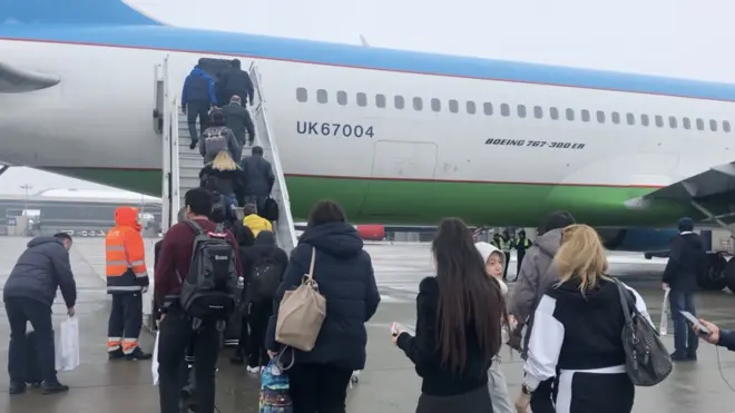 Россияга учадиган самолётга чиқаётган ўзбекистонликлар