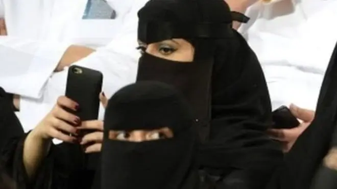 બુરખા સાથેની મહિલા