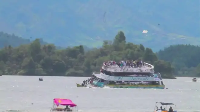 Barco hundido en Guatapé, Colombia