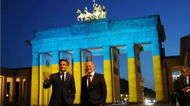 法国总统马克龙（左），德国总理肖尔茨（右）