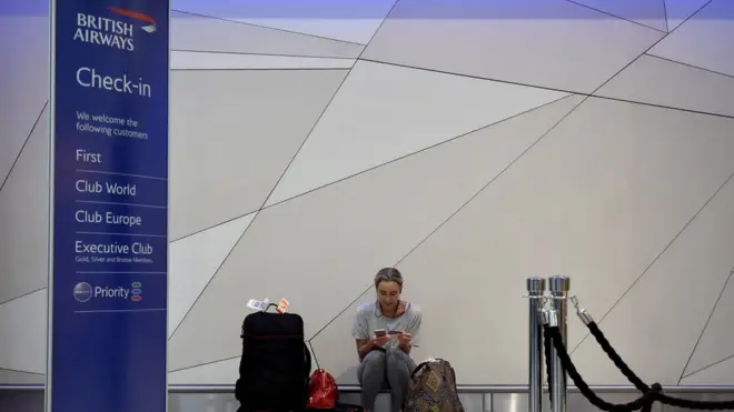 有受電腦故障影響的英航旅客表示，航空公司櫃位一片混亂。
