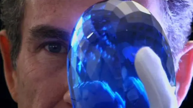 ලොව 'විශාලතම' නිල් පුෂ්පරාගය ප්‍රදර්ශනයේ