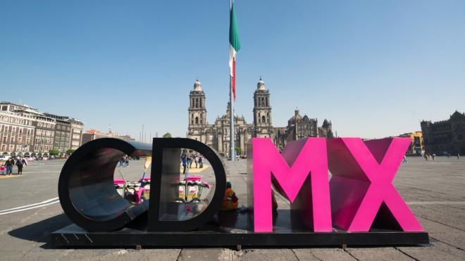 Las letras CDMX en el Zócalo de Ciudad de México