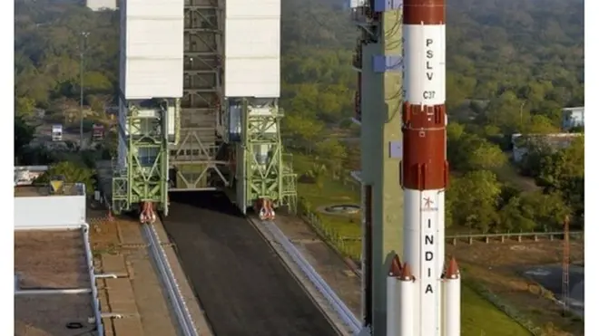Roket yang membawa 105 satelit itu diluncurkan dari pusat antariksa India di kota Sriharikota, bagian timur negara itu.