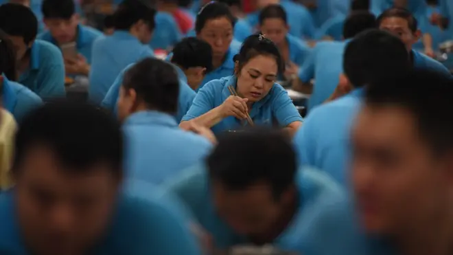 Pekerja di pabrik sepatu Huajian di Dongguan, Provinsi Guangdong, Cina sedang makan siang.