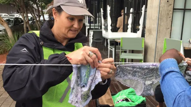 Jenny Nijenhuis accroche des culottes sales sur les cordes à linge, dans le centre de Johannesburg.