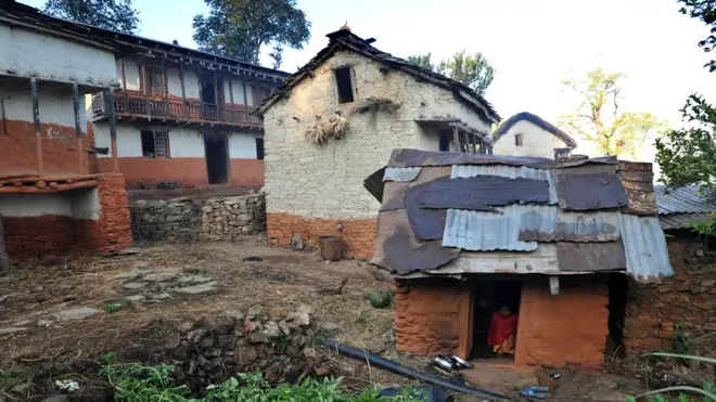 Девочек и женщин во время менструации и после родов в Непале временно выселяют из дома, так как они могут принести несчастье