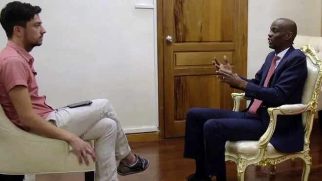 BBC Mundo ser reunió con el presidente Moise en su modesto despacho del edificio presidencial, recién construido después de que el anterior fue destruido por el terremoto de 2010.