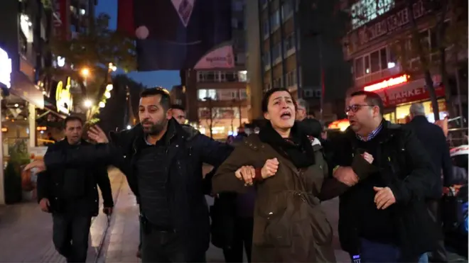 الشرطة التركية تقبض على مشاركين في مظاهرة تأييد لنيوريا غولمن أوائل الشهر الماضي.