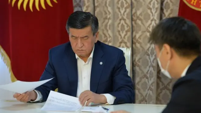 Президенттин маалымат кызматы күн сайын С.Жээнбеков ар кайсыл тармактын жетекчилерин кабыл алып, ишке киришип жатканын көрсөтүүдө