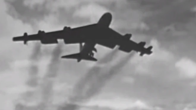 Một phi cơ B-52 cất cánh từ căn cứ ở Thái Lan năm 1968 để ném bom Việt Nam - hình tư liệu