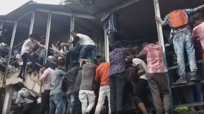 परळ आणि एलफिन्स्टन रेल्वे स्टेशनला जोडणाऱ्या पादचारी रेल्वे पूल