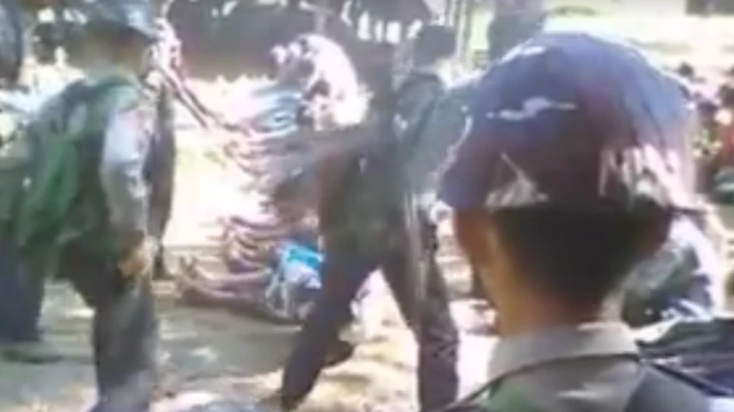 ရိုက်နှက် ကန်ကျောက် တာမျိုးတွေ ပြုလုပ် နေတဲ့ ဗီဒီယို တစ်ခု ဖေ့စ်ဘွတ်ခ်ပေါ် ရောက်လာ