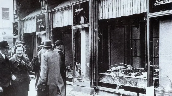 Поломљњн излог једне јевреске радње у Берлину после Кристалне ноћи"