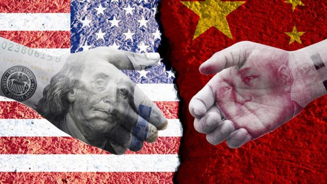 設計圖片：中美國旗，美元鈔票與人民幣鈔票試圖握手