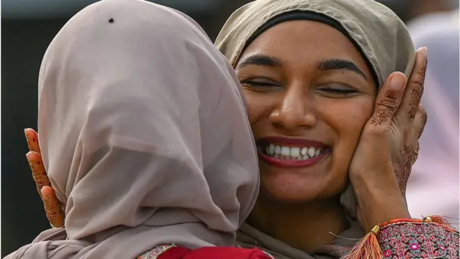 'ජීවත්වෙලා ඉන්න කාලේ ලොකු වාහනවලින් ගියාට අන්තිමට යන්න වෙන්නේ එකම වාහනයකින්'