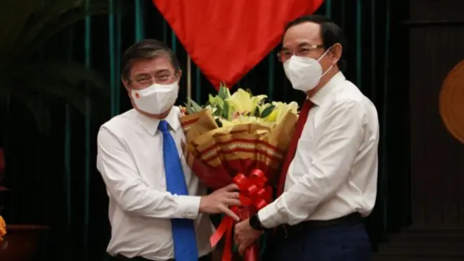 Bí thư Thành ủy TP.HCM Nguyễn Văn Nên (phải) và ông Nguyễn Thành Phong trong buổi “chia tay” ngày 24/08.
