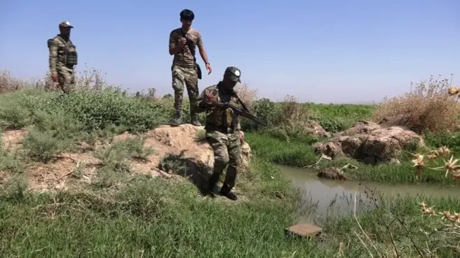 يتخذ المسلحون من الكهوف في جبال حمرين ملاذا آمنا ومنها يشنون هجماتهم ضد القوات الأمنية وفصائل الحشد الشعبي والعشائري