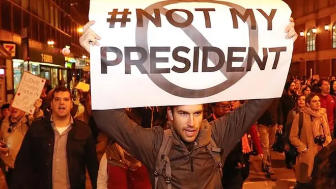 Una marcha contra Trump tomó las principales avenidas de Chicago el miércoles por la noche.