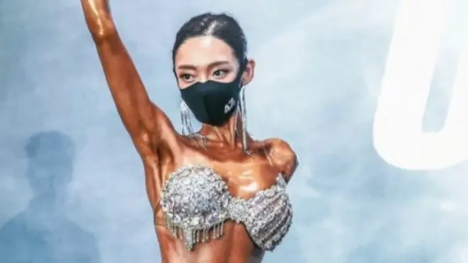 Bodibilderka bez ruke