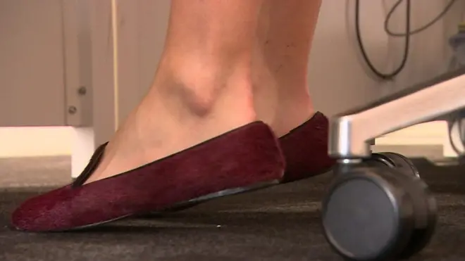 كانت نيكولا ثورب تعمل في قاعة الإستقبال لإحدى شركات المحاسبة البريطانية عندما طلب منها لبس حذاء بكعب عالي. أثارت قضيتها ضجة في بريطانيا