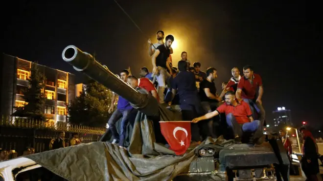На площади Таксим сторонники Эрдогана захватывали военную технику организаторов попытки переворота
