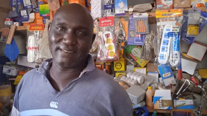 Omar Wade est le propriétaire d'une quincaillerie depuis plus de vingt ans