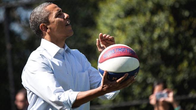 Obama con un balón de básquetbol