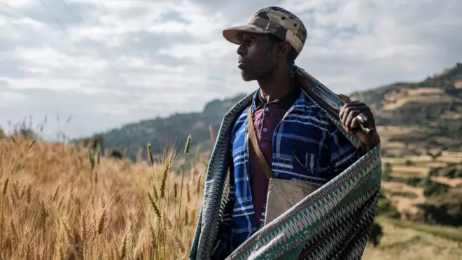 أحد أفراد المليشيات المشاركة في القتال.