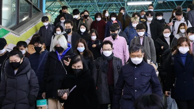 11일 서울 구로구 지하철 신도림역에서 마스크를 쓴 시민들이 출근하고 있다