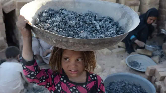 د ۲۰۱۶ او ۲۰۱۷ کلونو راپورونه افغانستان کې د فقر کچه ۵۴ اعشاریه پنځه ښیې.