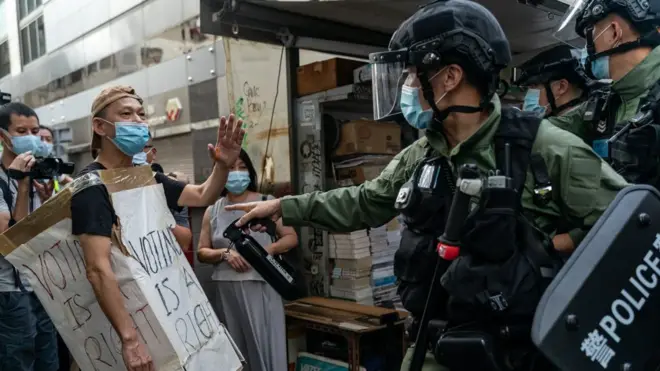 在香港，警察和示威者之间的冲突越来越多地出现暴力。