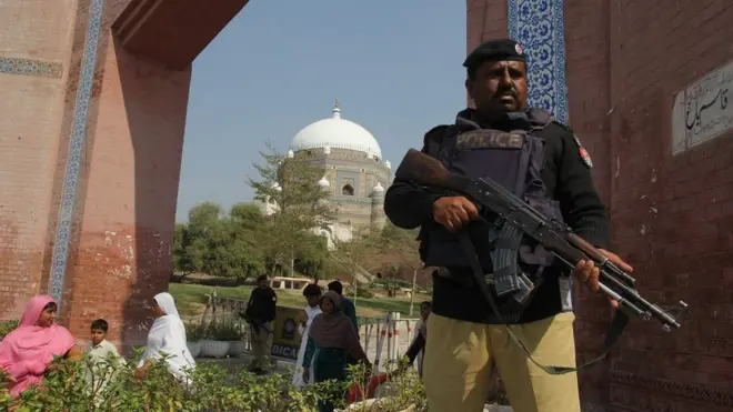 د لاهور پولیسو په خپل ټوېټر کې ویلي، چې په لاهور کې هم ورته عملیات روان دي او خلک د بایو میټریک الو سره ګوري.