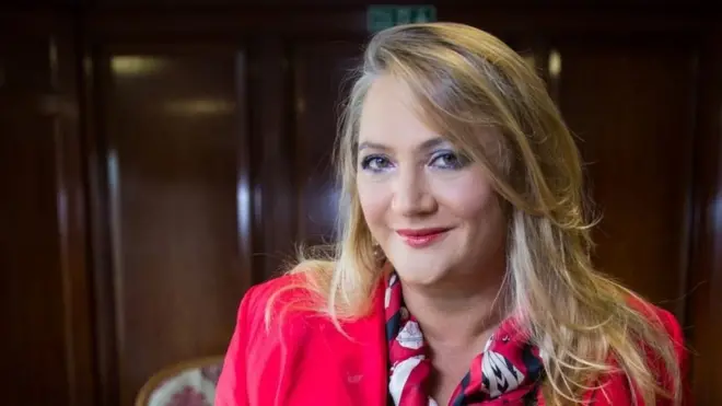 المحامية البريطانية عائشة فارداغ التي تعرف بـ "محامية طلاق الاثرياء"