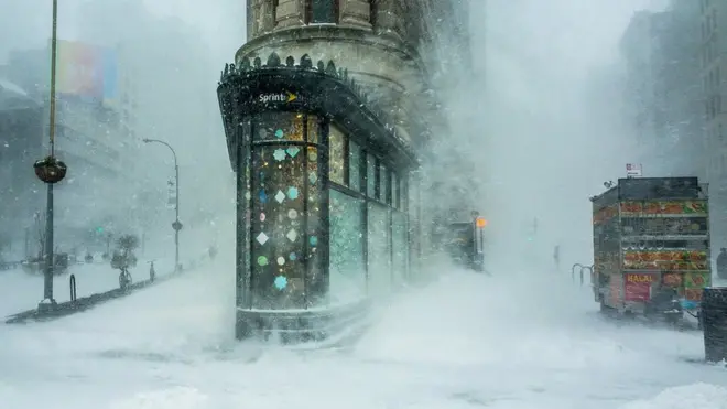 Хмарочос-праска в хуртовині