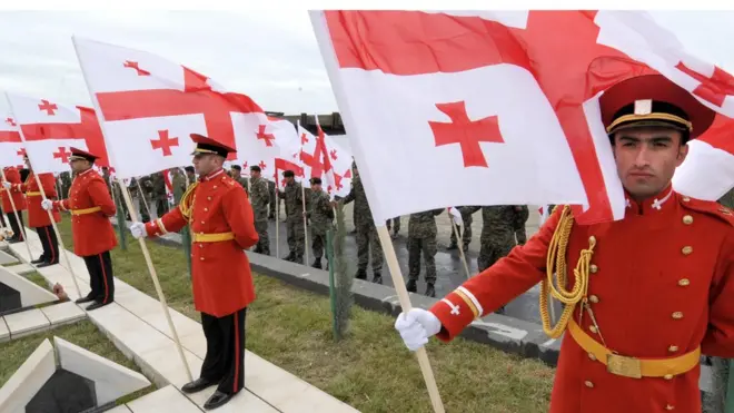 Урочисте відкриття меморіалу грузинським солдатам, загиблим під час війни з Росією у серпні 2008 року. Тбілісі, травень 2009 року.
