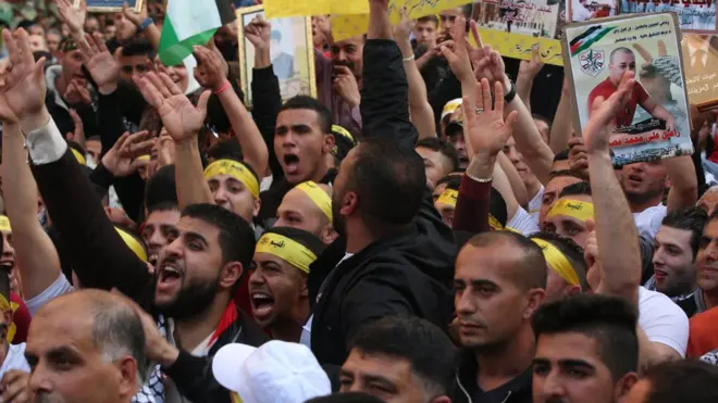 Warga Palestina menuntut pembebasan anggota keluarga mereka dari penjara-penjara Palestina dalam aksi di Nablus, Tepi Barat, pada Senin (17/04).