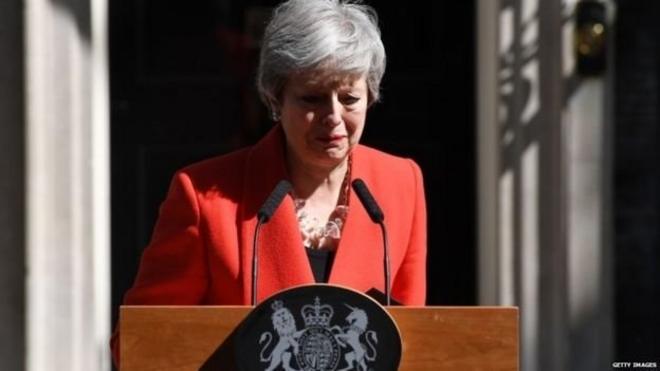 特蕾莎‧梅宣布将辞去保守党领袖的职务，为党内竞选新首相铺路。她心情沉重，几度强忍泪水。