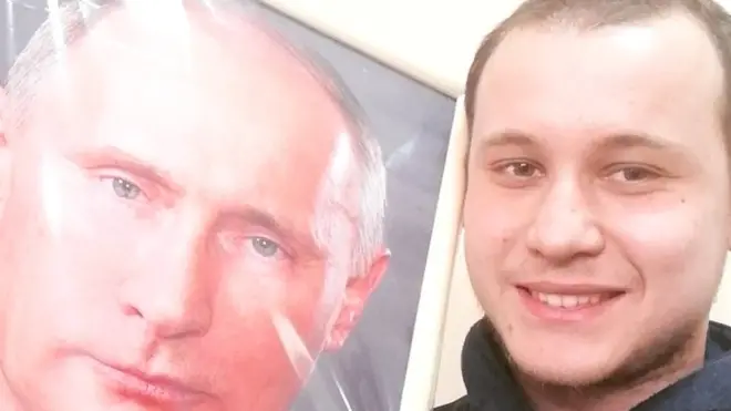 Артем Галанов говорит, что повесил настоящий портрет Путина на кухне уже после успеха своего клипа