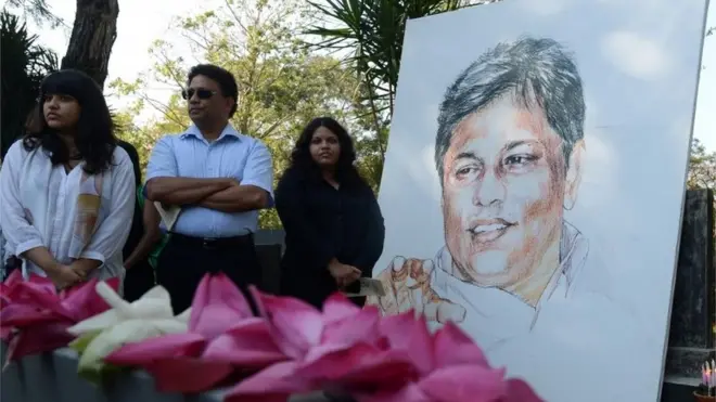 People gather at the grave of Lasantha Wickrematunge in Colombo, Sri Lanka (8 Jan 2014)