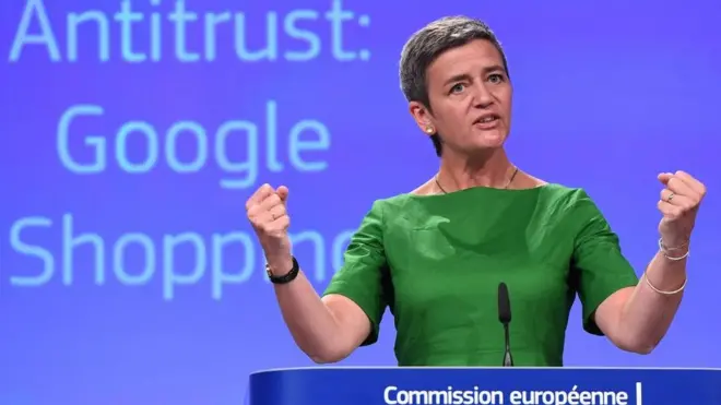 Margrethe Vestager mostrando los puños en una conferencia de prensa