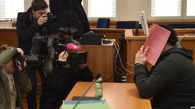 Hemşire Niels Hoegel Şubat 2015'te iki cinayetten tutuklanmıştı.