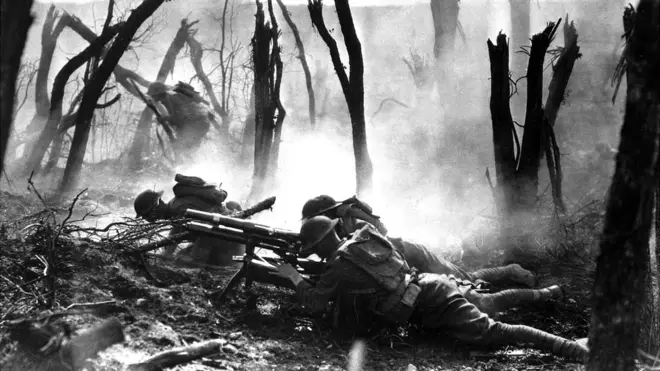 Miembros del grupo de la 23ª Infantería, disparando durante un avance contra posiciones alemanas 1918. (Foto: Ejército de EE.UU.)
