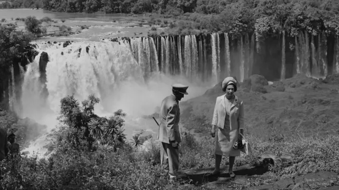 إليزابيث الثانية ملكة بريطانيا الحالية برفقة امبراطور إثيوبيا الراحل هايلي سيلاسي عن منبع النيل الأزرق خلال زيارة للملكة إلى إثيوبيا في شهر فبراير/شباط عام 1965.