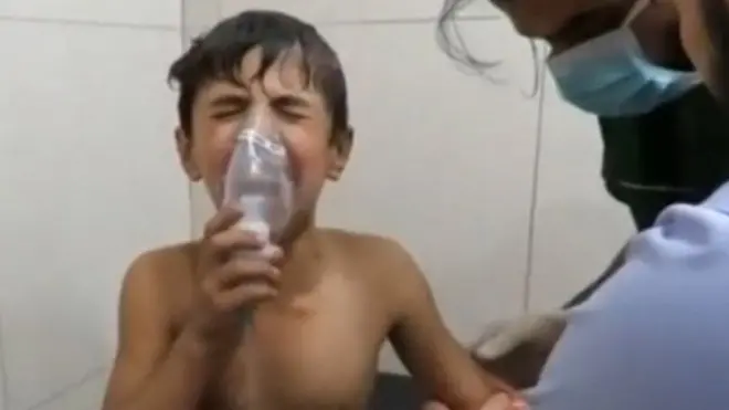 فوجی اڈے سے اڑنے والے ہیلی کاپٹروں کے ذریعے کلورین گیس سے بھرے بیرل بم گرائے۔