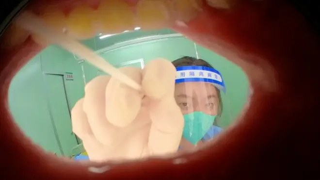 Film na kovid način – kineski umetnik snima testiranje iz druge perspektive