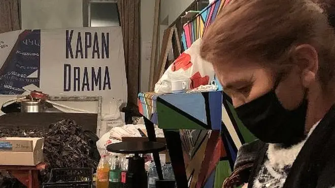 Сторож Нуник приходит в театр и помогает плести маскировочные сети